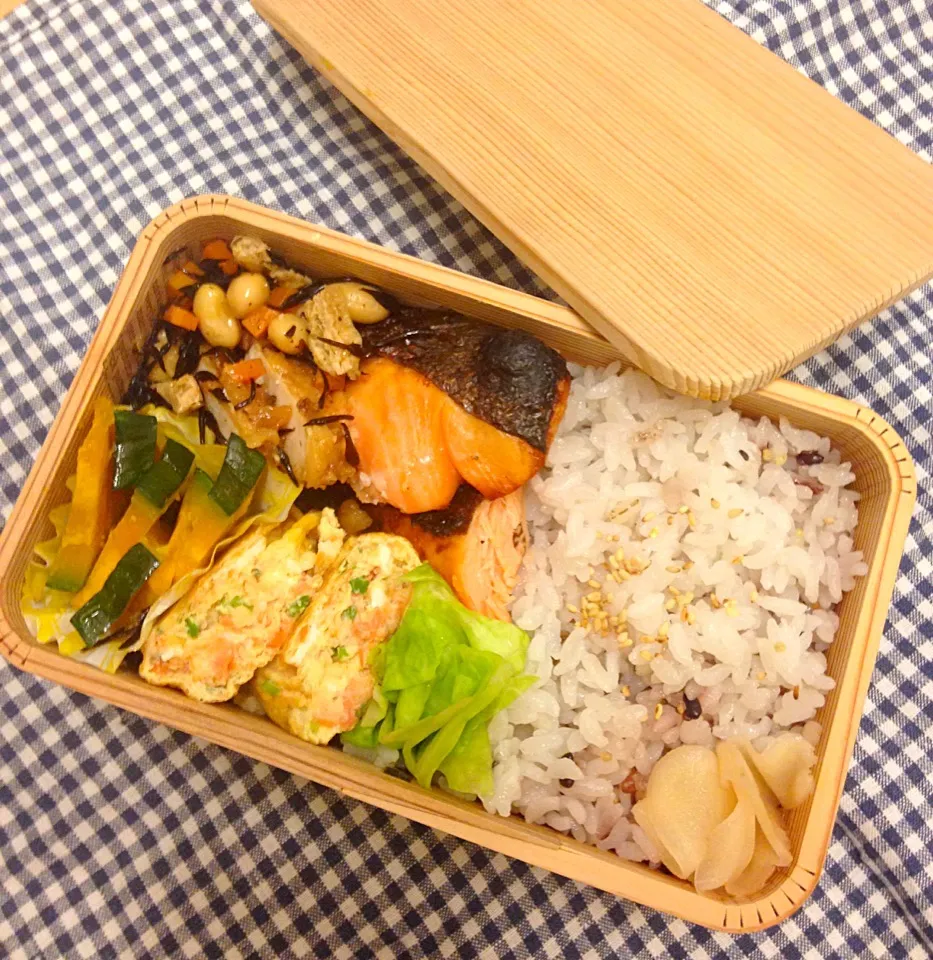 Snapdishの料理写真:今日のお弁当。紅鮭塩麹焼、卵焼き、鶏ムネ塩レモン麹焼（昨日の残り）、カボチャのマーマレード煮、ひじき豆煮ほか。|Junさん