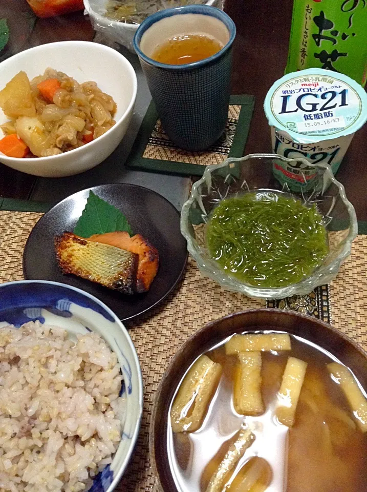 鮭の味噌漬け＆めかぶ＆玉ねぎの味噌汁|まぐろさん