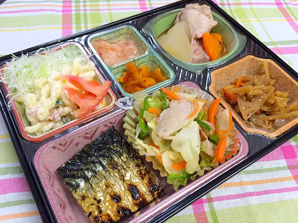 Snapdishの料理写真:鯖の塩焼き 日替わり弁当 豊川市宅配|Naokazu Kuritaさん