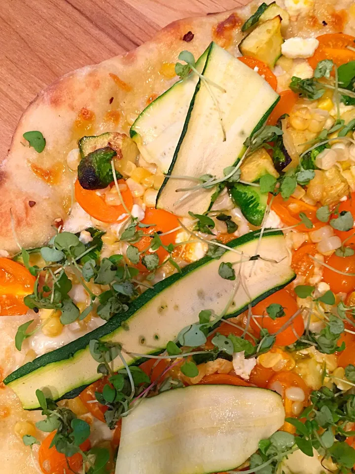 pizza with tomato, corn, zucchini, and micro basil|Matthew Cashenさん