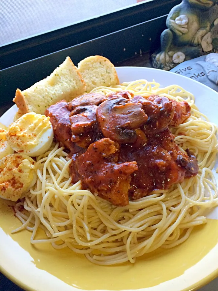 Sicilian Chicken with Tomato Basil & Garlic.. Topped with sautéed Mushroom in Red Sauce|Redoyka M Guerreroさん