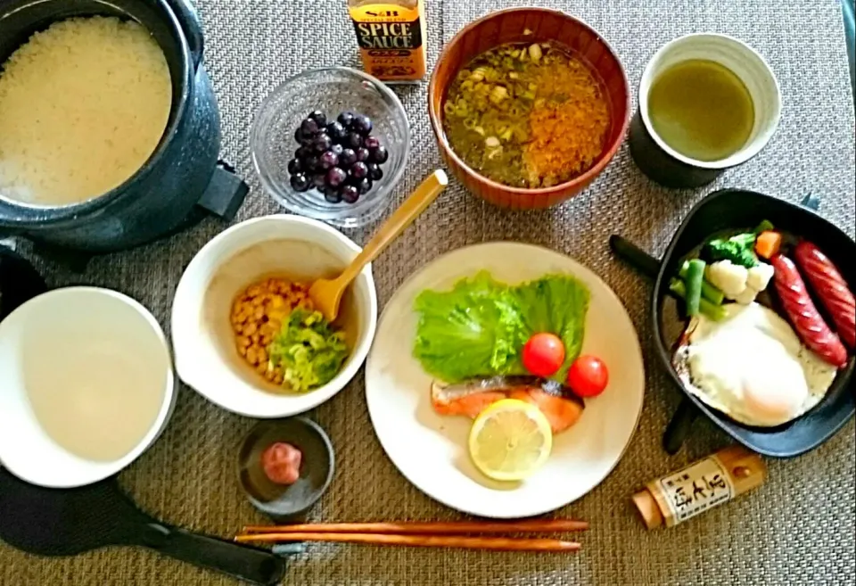 休日の朝ご飯♪
●土鍋炊きたてご飯
●焼き鮭
●目玉焼き🍳＆ウインナー＆蒸し野菜
●納豆
●青さと揚げ玉のお味噌汁
●梅干し
●ブルーベリー|yokoさん