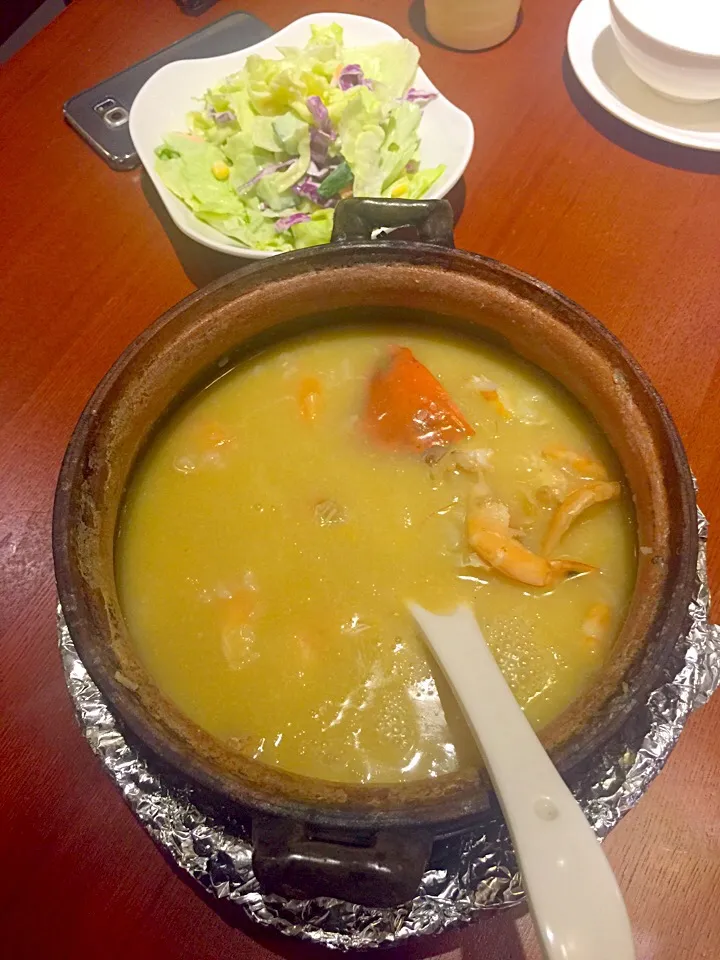 Snapdishの料理写真:膏蟹鲜虾砂锅粥🍲～|西欧さん