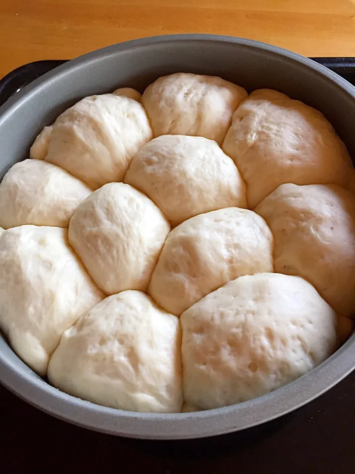 Snapdishの料理写真:薄力粉だけのちぎりパン焼きまーす！|まーままさん