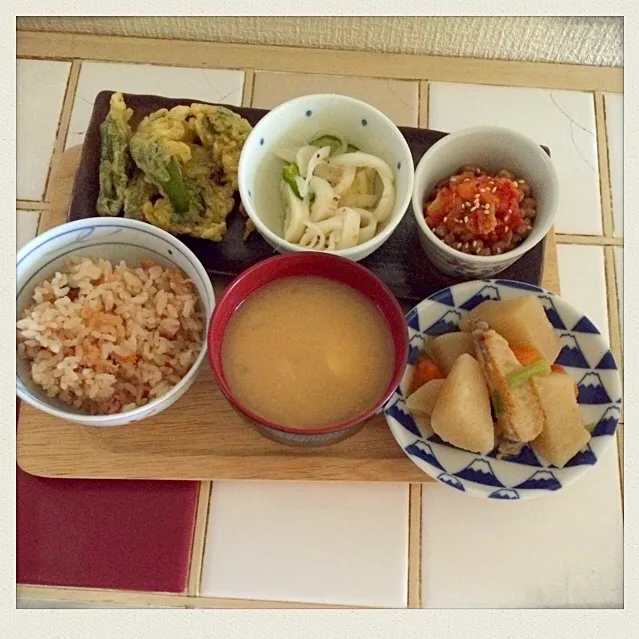 たこ飯☆お味噌汁☆大根と手羽先の煮物☆キムチ納豆☆イカと玉ねぎのマリネ☆ししとうとさんまの梅しそ天ぷら꒰ ♡´∀`♡ ꒱|とまこ(*^o^*)さん