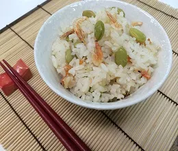 Snapdishの料理写真:液体塩こうじで枝豆と桜海老の炊き込みご飯|ハナマルキさん