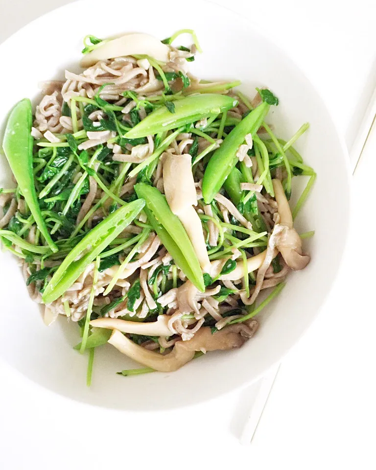 Buckwheat noodles with pea sprouts, mushrooms and sugar pea.|12Dragonさん