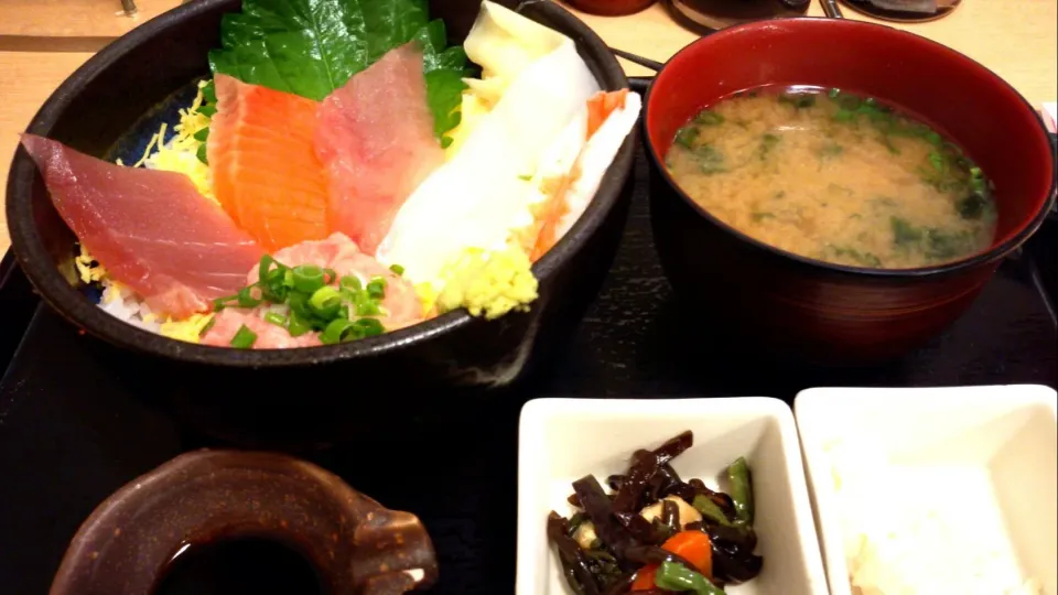 今日のランチ 6種の海鮮ちらし丼
まぐろ市場|sakumaさん