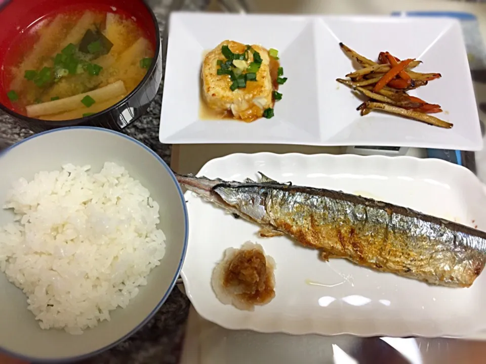 Snapdishの料理写真:秋刀魚の塩焼き定食♡|りいさん