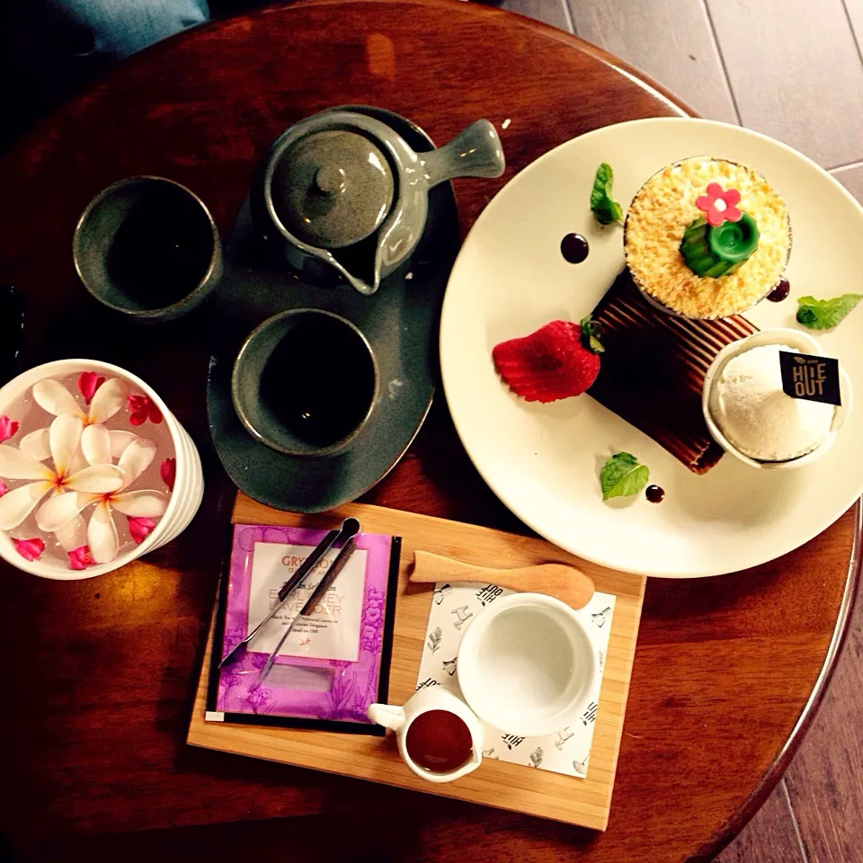 Cactus Vanilla Cake with icecream & Earl Grey Lavender Tea|didi kullawadeeさん