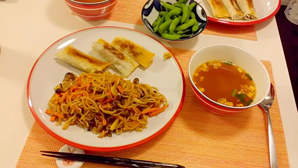 今日の夕食 バター醤油風味の焼きそば、春巻き、春雨スープ、枝豆|pinknari🐰🌈さん