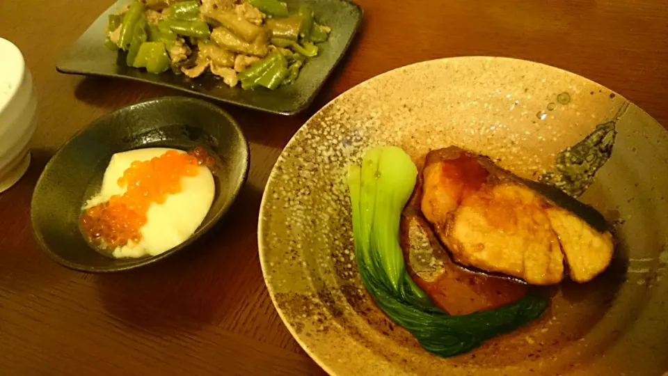 鰤の照り焼き、玉子豆腐イクラのせ、茄子とピーマンの肉味噌炒め|アンジェさん