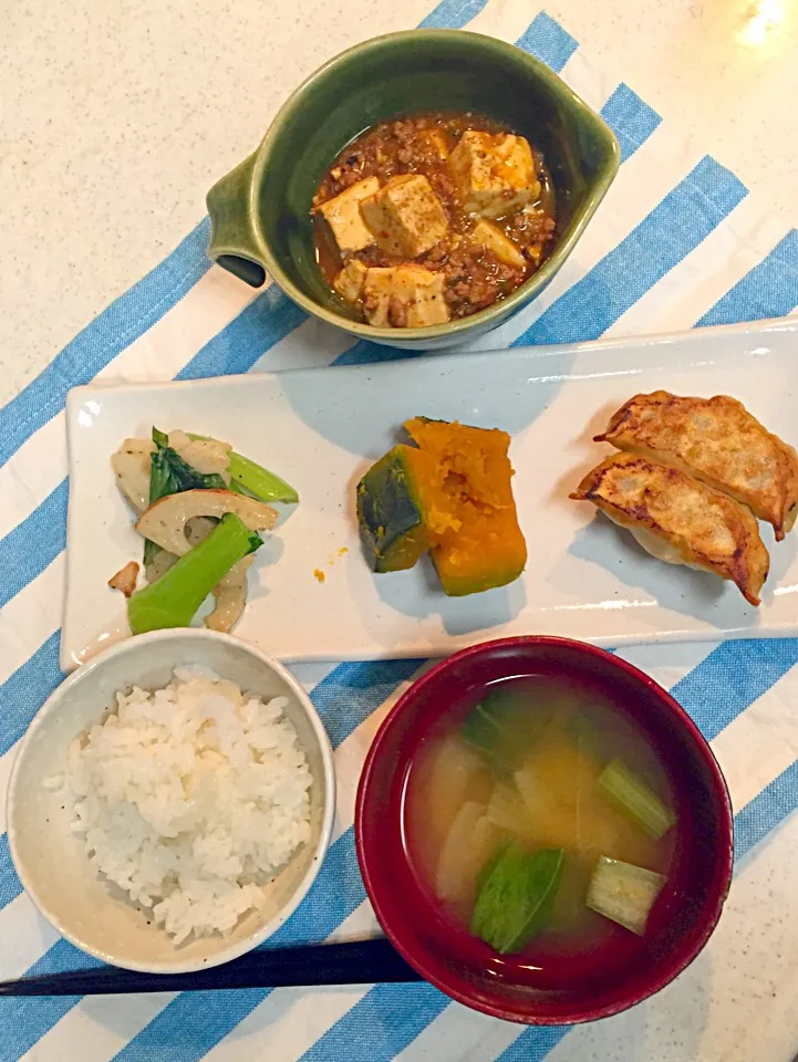 今日の晩御飯★みーんなちょっとずつ😁 #手作り餃子#カボチャ煮#蓮根と青梗菜の塩炒め#花椒の効いた麻婆豆腐|ようこさん