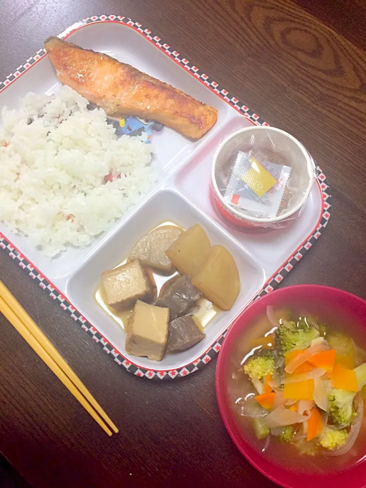 チビご飯🍴ブロッコリーのスープが飲みたいって言われてこの雨の中、買いに行った（笑）|マイさん