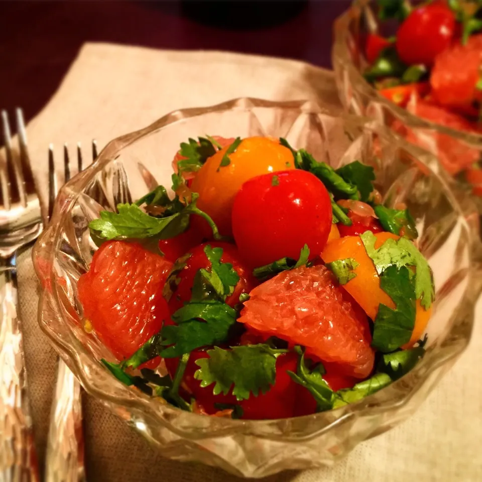 Snapdishの料理写真:My Favorite ❤️ Pink-Grapefruits , Tomatoes and Cilantro Salad 🍅🌿🍊🍴 パクチー好きにはたまらない👍🏼ピンクグレープフルーツ、トマト、山盛りパクチーサラダ😘|tayukoさん