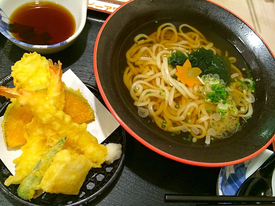 海老天うどん|もにもにかさん