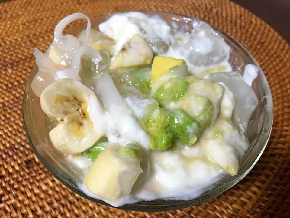 Yogurt, avocado, banana, coconut meat, Palm nuts, pomegranate vinegar dessert|yeni kartikasariさん