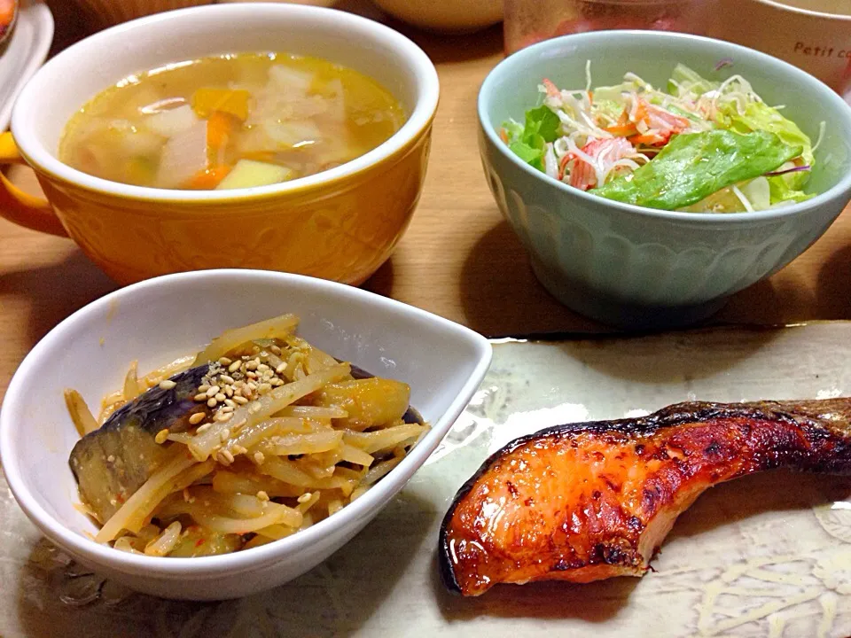 焼き鮭と茄子ともやしの味噌炒めと野菜スープ|こんこんさん