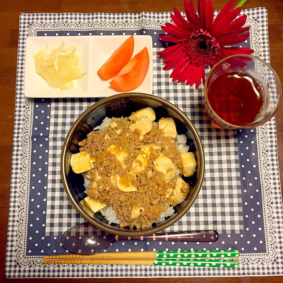 麻婆丼、トマト、酢玉ねぎ、ウーロン茶|Mさん