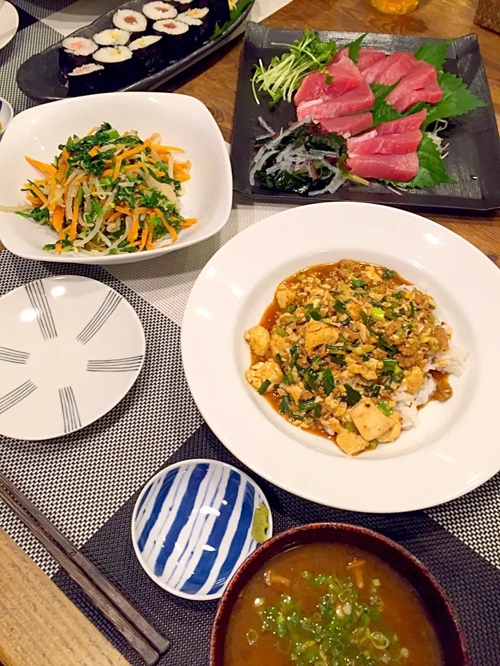 今日は、ニラ入り麻婆豆腐丼、鮪のお刺身、もやし、ニラ、にんじんの三色ナムル🍀買って来た海苔巻き🍣なめことお豆腐のお味噌汁💛|まみりんごさん