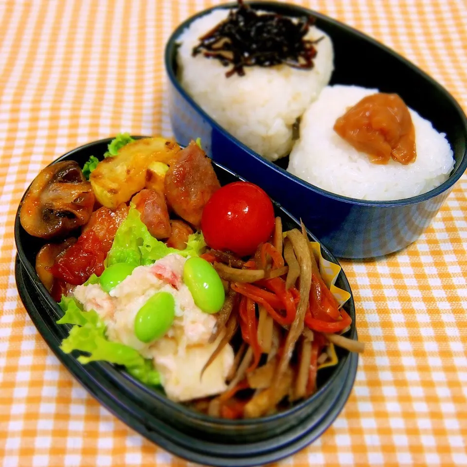 昨日のお弁当。豚トマト煮、タラモサラダ、きんぴら、おにぎり。|MAYUKOさん