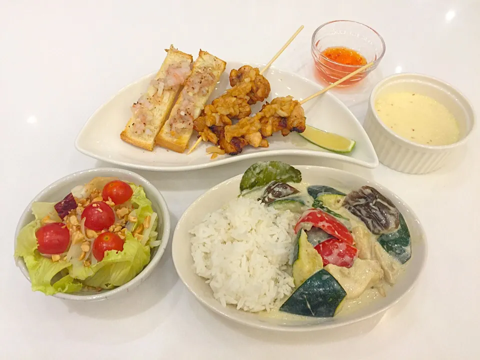 ☆印尼料理 インドネシア料理
主食：南洋風綠咖哩
副菜：南洋風雞肉沙嗲/香脆蝦咪吐司
沙拉：涼拌馬鈴薯絲
甜點：椰奶卡士達布丁|Ya-lin Tangさん