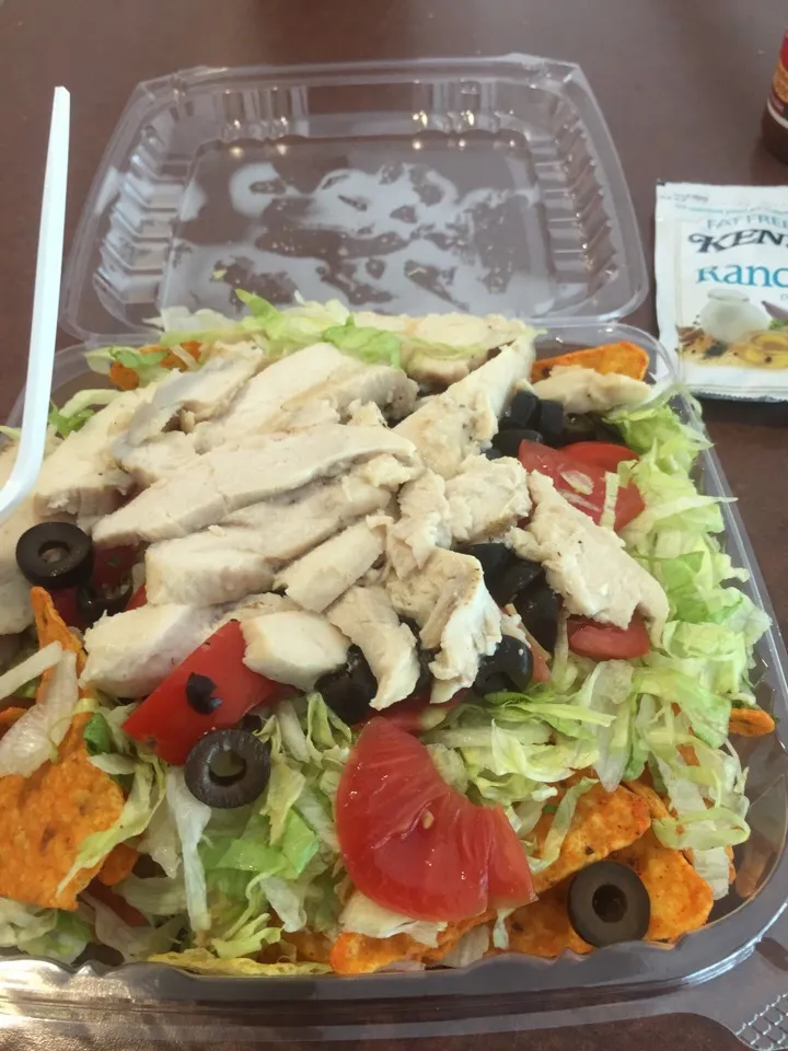 Lunch  time yes!!!! Chicken fajita salad w/Cuban bread. & ranch dressing #eatinglight|Richard Thompsonさん