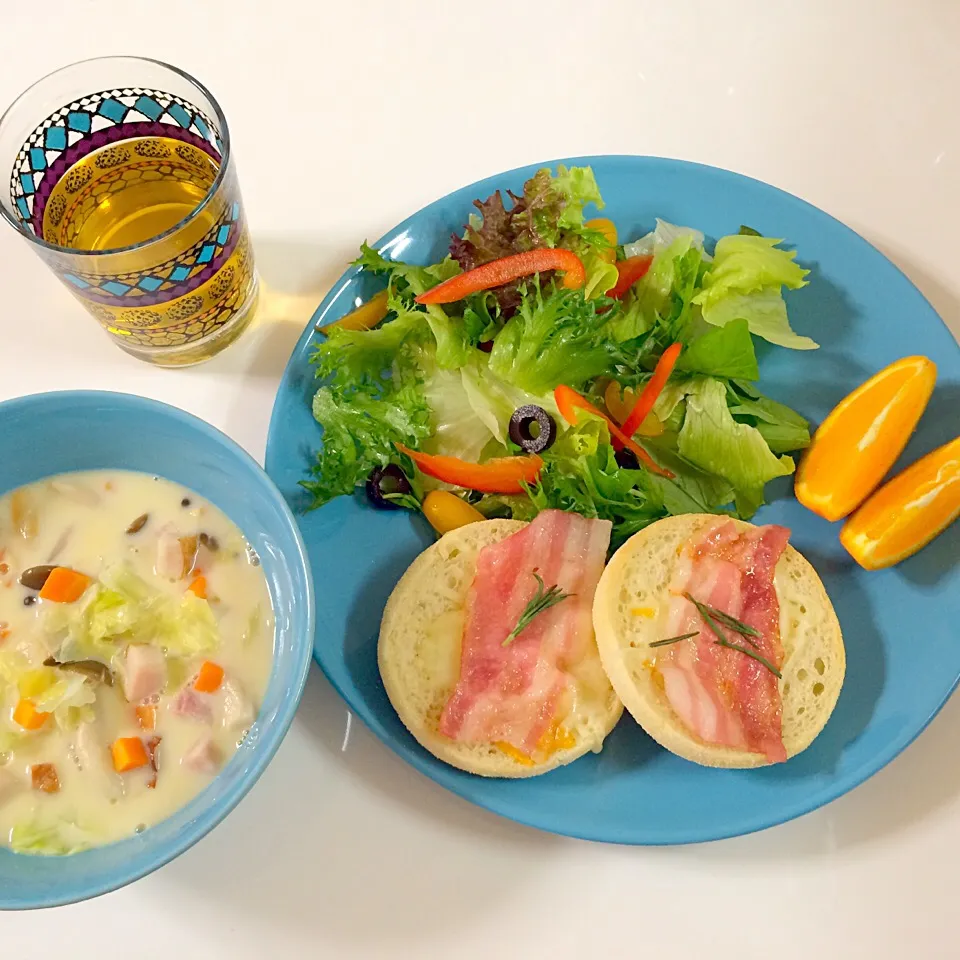 コンテを食べてみました。お料理部門‼︎clam chowder & cheese & ベーコンEnglish muffin♡あったかクラムチャウダーとチーズとベーコンのイングリッシュマフィン|Jessy♡さん