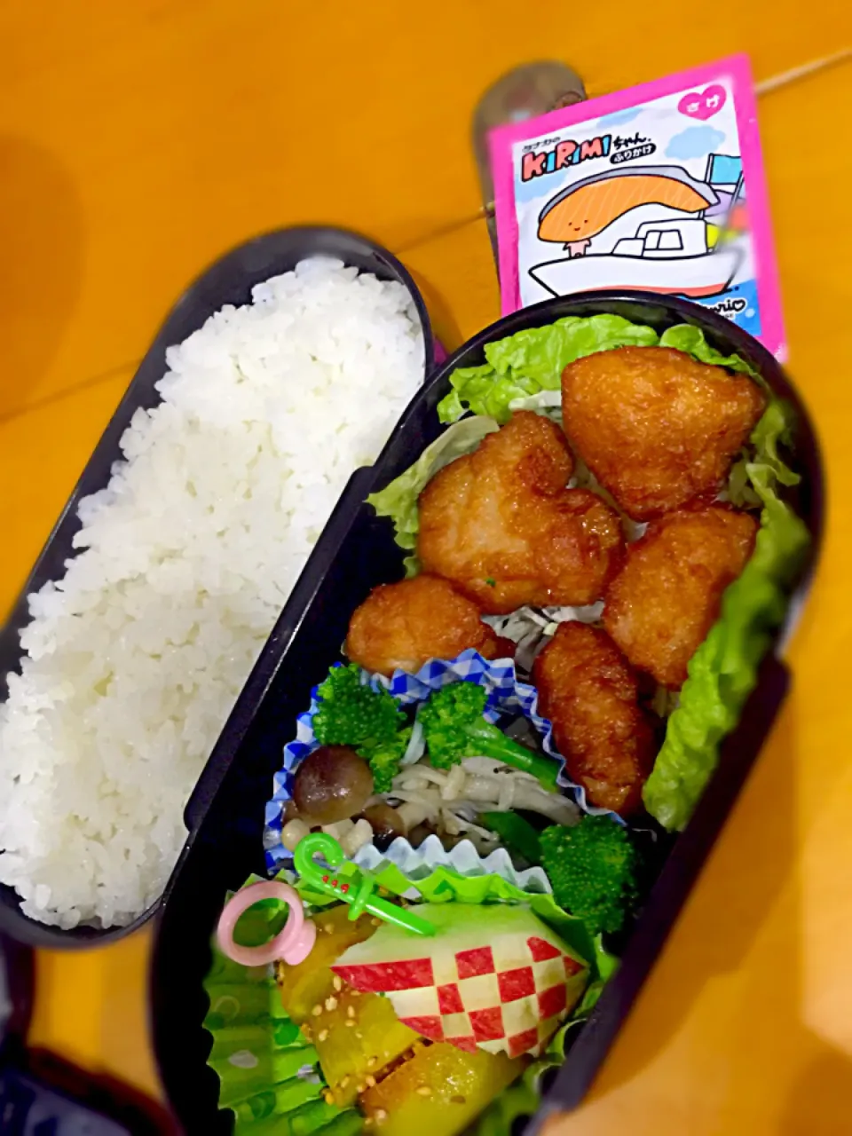 子供お弁当🍱  鶏のから揚げ  サツマイモの飴煮  ブロッコリーとしめじ榎茸のお浸し  リンゴ🍎  キャベツ千切りレタス  KIRIMIちゃんふりかけ🚢|ch＊K*∀o(^^*)♪さん