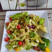 Salada de massa de arroz, Mix de folhas, pesto de rúcula, shitake,  alcachofra, manga, tomate cereja e atum.|Bianca Sampaioさん