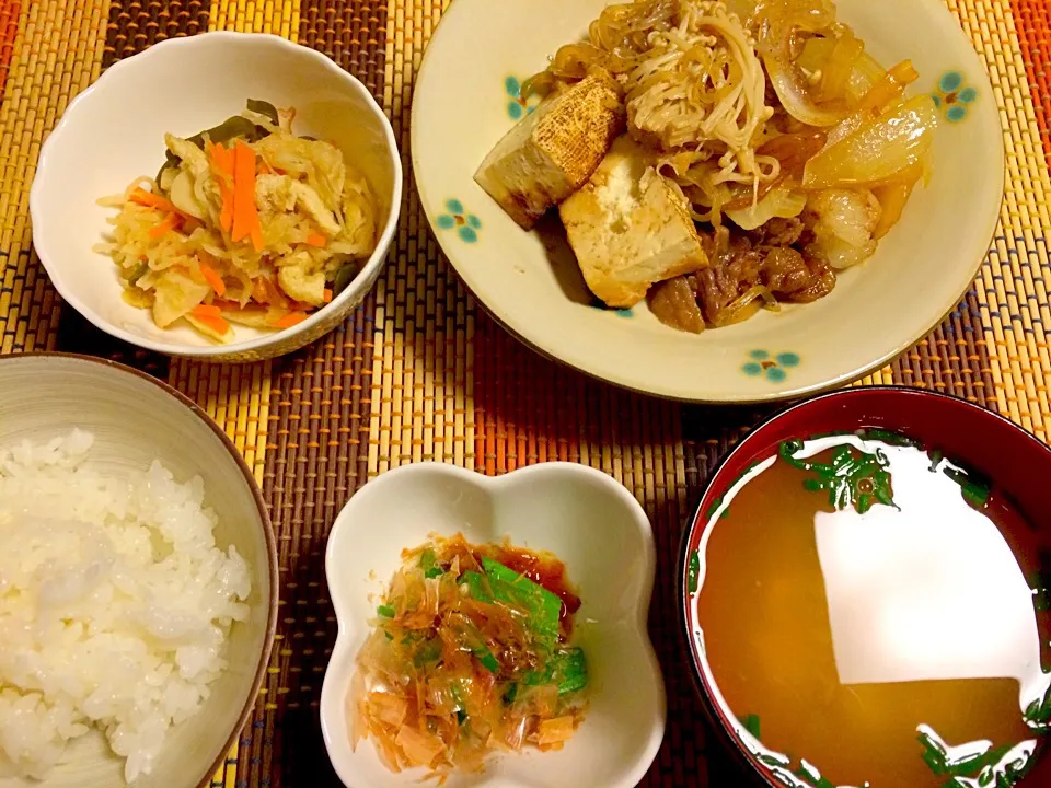 肉豆腐すき焼き風、千切り大根の煮物、オクラのおひたし、お味噌汁|あんなさん