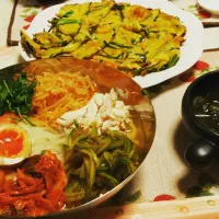 韓国冷麺★トッピングは　きゅうりの무침 大根の무침 ささみ、キムチ、エゴマの葉🍃、味付け卵、トマト🍅

韮チーズチヂミ♪|Yang Soo Kimさん