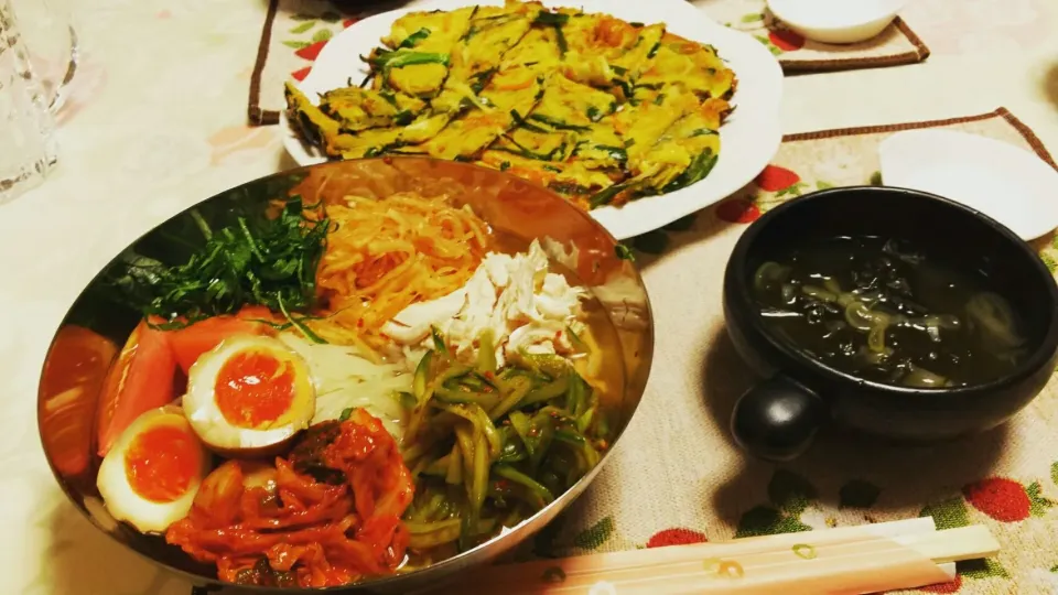 韓国冷麺★トッピングは　きゅうりの무침 大根の무침 ささみ、キムチ、エゴマの葉🍃、味付け卵、トマト🍅

韮チーズチヂミ♪|Yang Soo Kimさん