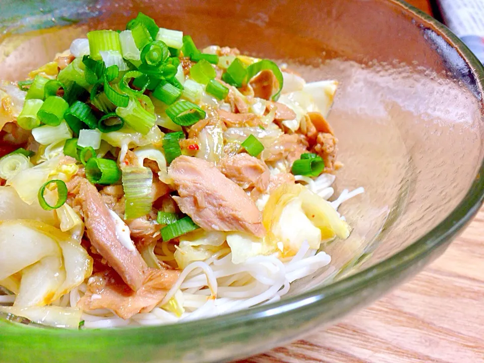 Snapdishの料理写真:胡麻油香る！ツナとキャベツのぶっかけそうめん|yurikaさん