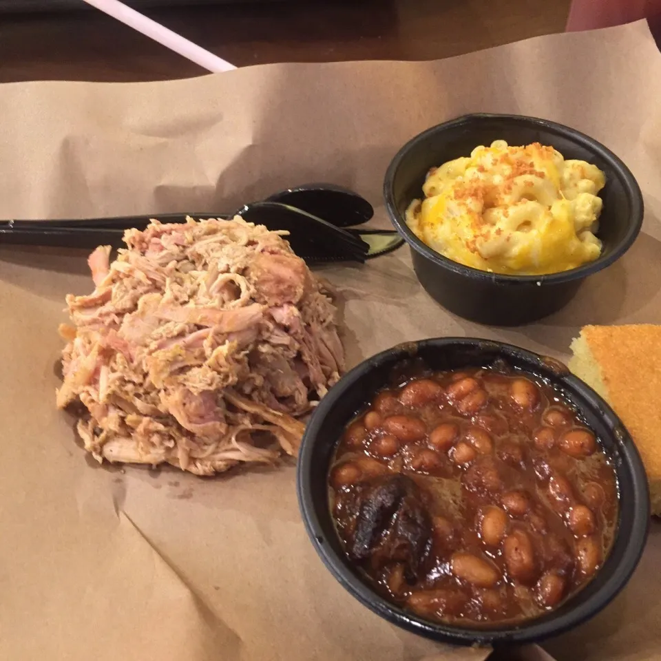 Dinner- pulled chicken, baked beans & mac & cheese #BBQ #overmymeatlimit #missionbbq|Richard Thompsonさん