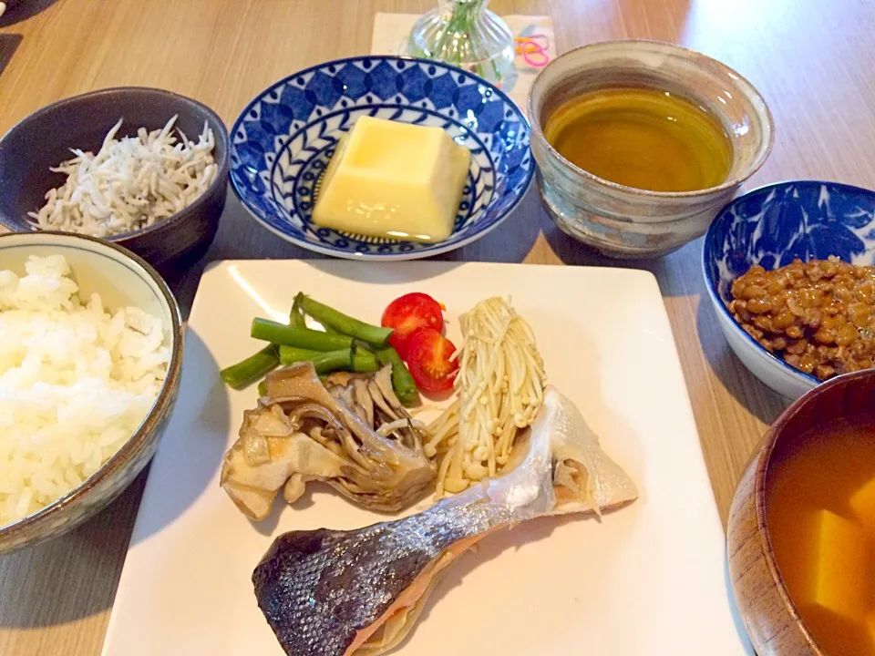 台風のため幼稚園お休み。のんびり和食で朝ごはん|きむらゆりかさん