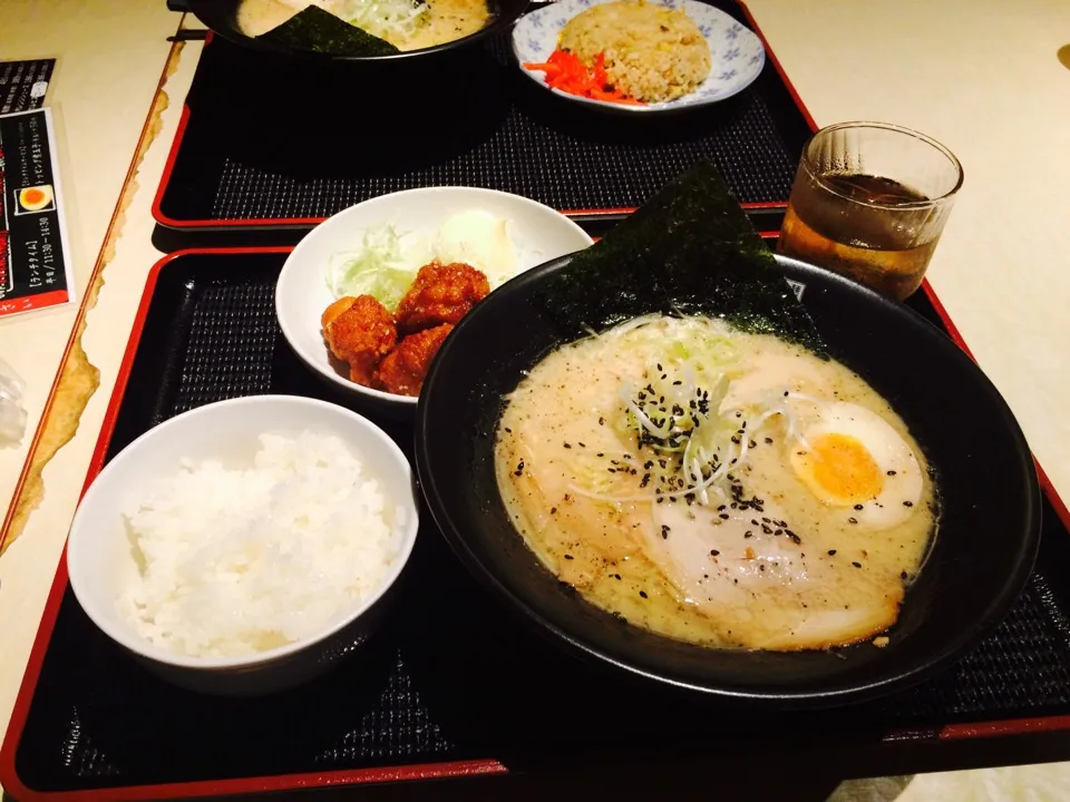 【はや太郎】白ラーメンと唐揚げ|りをさん