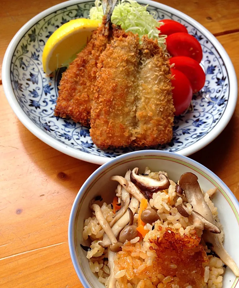 Snapdishの料理写真:うまうま秋ごはん❤️ サクッとさんまフライ🐟と 香ばしおコゲの きのこ🍄いっぱい炊き込みごはん🍚|Hollyさん