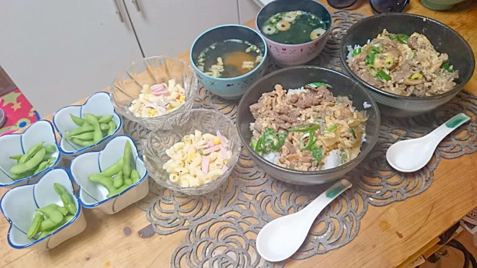 Snapdishの料理写真:牛丼
マカロニサラダ
味噌汁
枝豆|りいさん