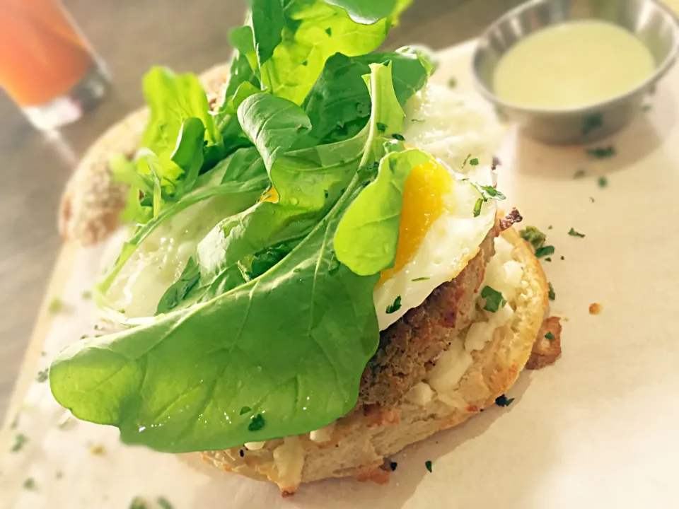 Hummus vegetarian burger, mozzarella, rocket, egg and chips|Sergio Lacuevaさん