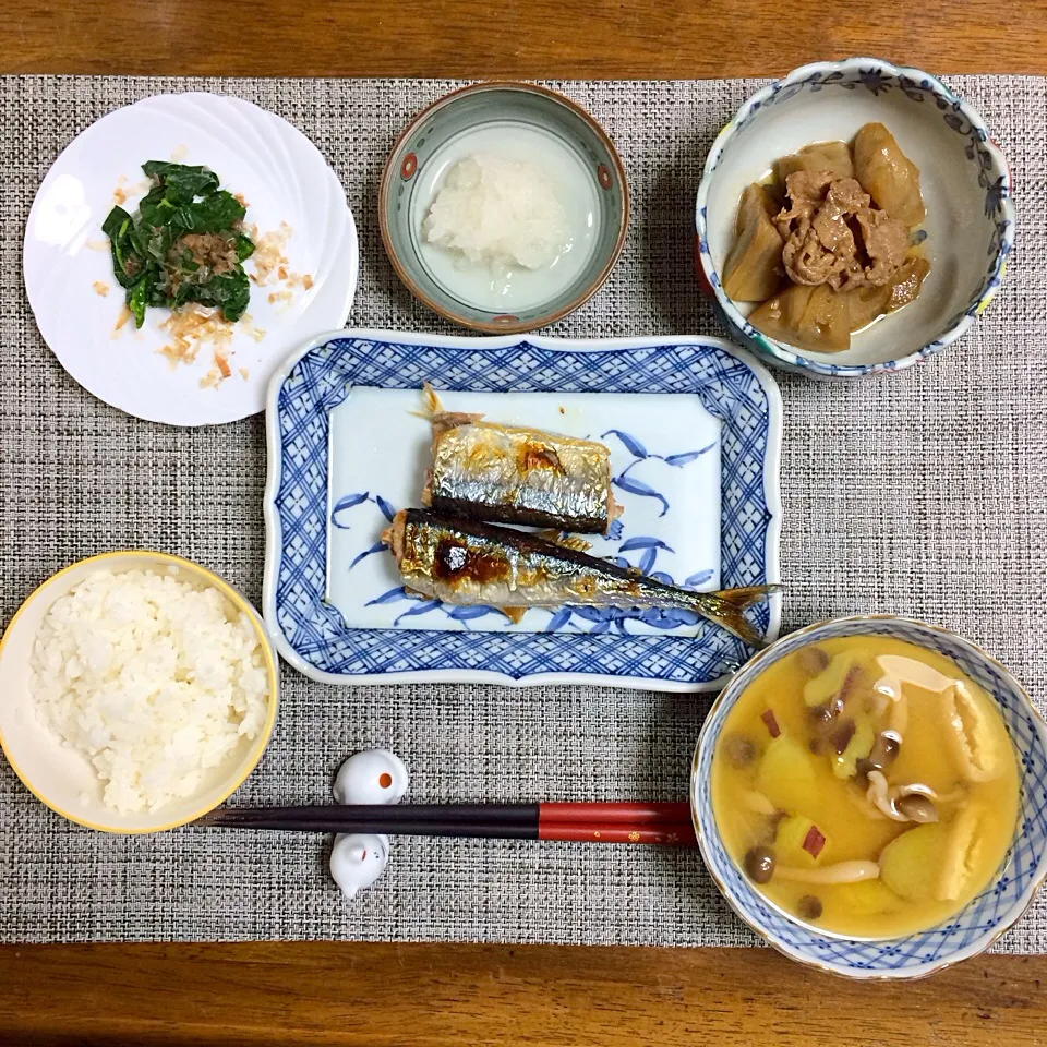 Snapdishの料理写真:27.9.9 秋刀魚の塩焼き、大根おろし、れんこんと豚肉の煮物、モロヘイヤのお浸し、さつまいもとしめじの味噌汁、ご飯|ponhoppelさん