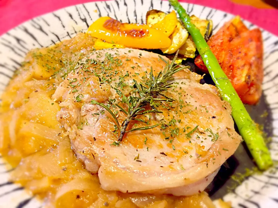 ポークチョップw玉ねぎ&りんごソース。グリル野菜添え。Pork chop with apple and onion sauce.|Sayaka Jinsenji Huletteさん