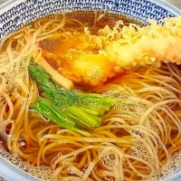 夜は、海老天そば  蕎麦って揚げ物が乗ると断然美味くなるなぁ〜