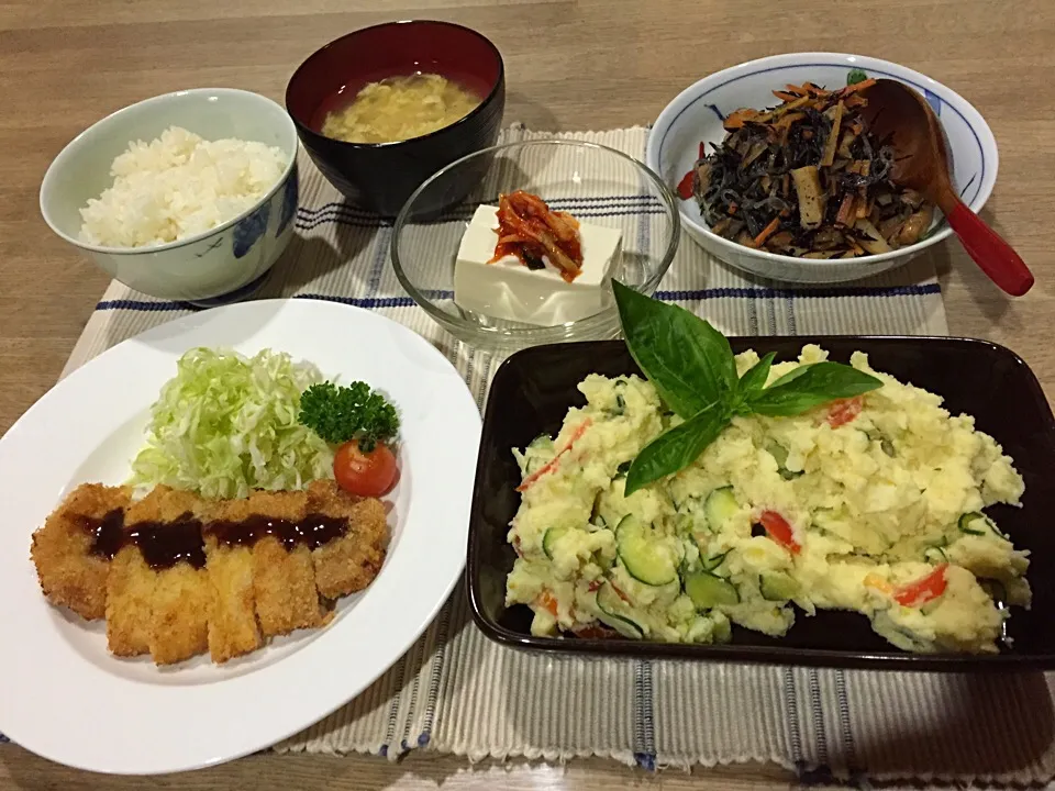 とんかつ・マヨ＋フレンチドレの爽やかポテトサラダ・キムチ冷奴・春雨入りひじき煮・モヤシのかき卵すまし汁|まーままさん