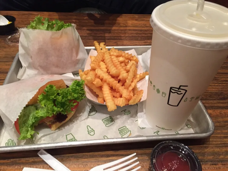 Snapdishの料理写真:Shake shack burger|ささやんさん