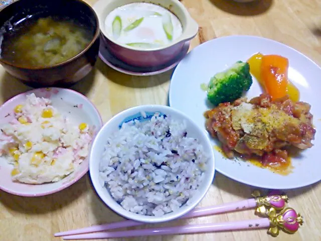 Snapdishの料理写真:鶏肉のトマト煮
カニと卵のココット
ポテトサラダ
茄子の味噌汁
雑穀ご飯|めぐさん