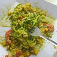 Macarrão de abobrinha com pimentões vermelho e amarelo,  milho, pesto se rúcula e manjericão e atum.  Tudo temperado com alho, pimenta do reino,  pimenta caiena|Bianca Sampaioさん