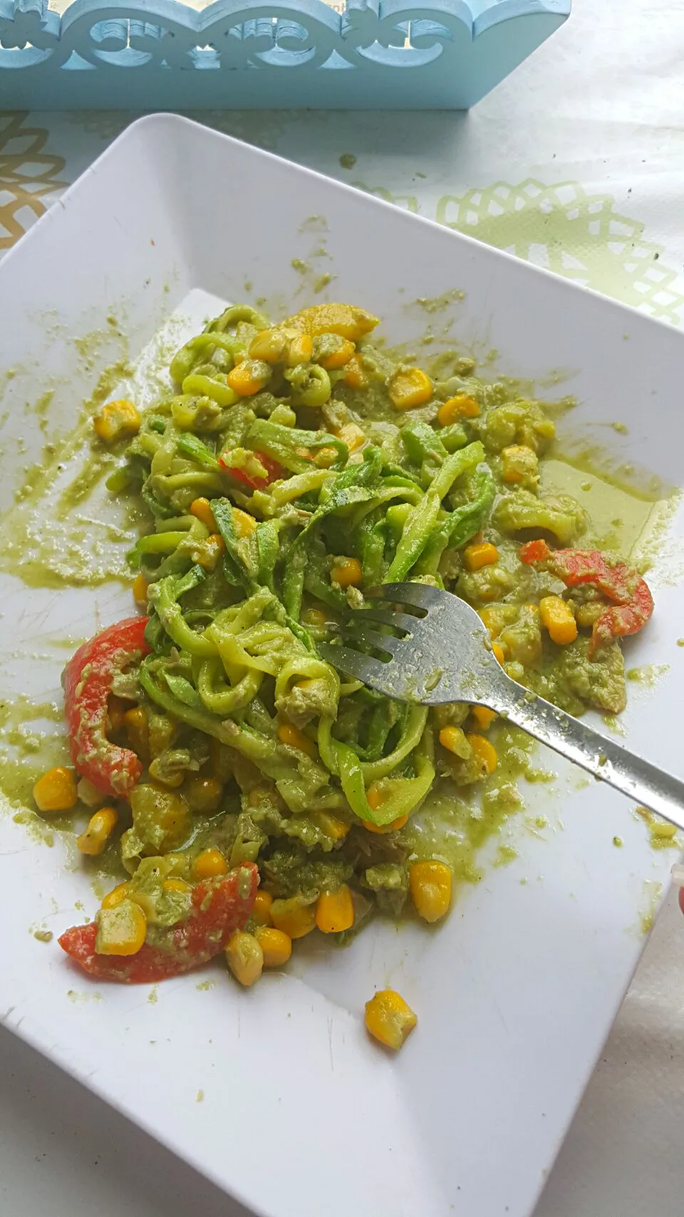 Macarrão de abobrinha com pimentões vermelho e amarelo,  milho, pesto se rúcula e manjericão e atum.  Tudo temperado com alho, pimenta do reino,  pimenta caiena|Bianca Sampaioさん