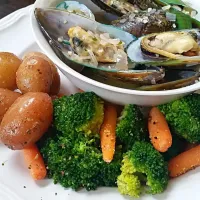 Green Muscles with Finger Potatoes and Veggies.|John Tompkinsさん