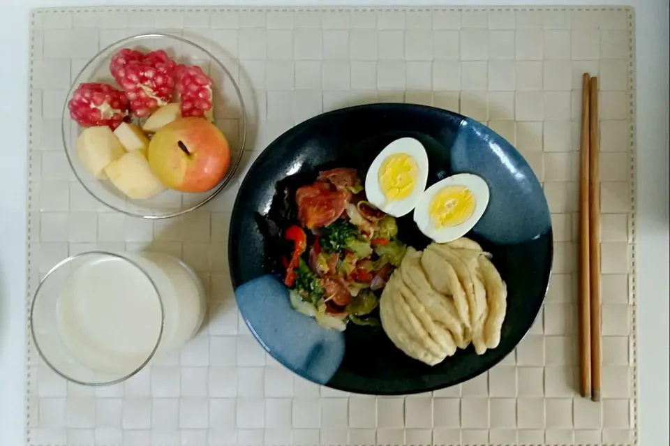 Breakfast: steamed twist roll, boiled egg, fried vegetable with salami, fruit(pomagranate, apple, pear), soy milk.|Liciaさん